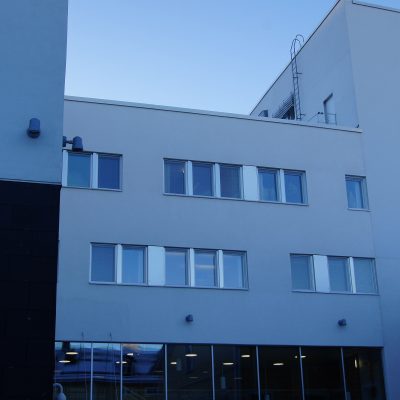 Referenssi Toimistotiloja, saleja ja muita kokoontumistiloja uudessa seurakuntatalossa Oulussa