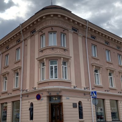Referenssi Linjasaneeraus kolmeen eri kaudella rakennettuun kiinteistöön